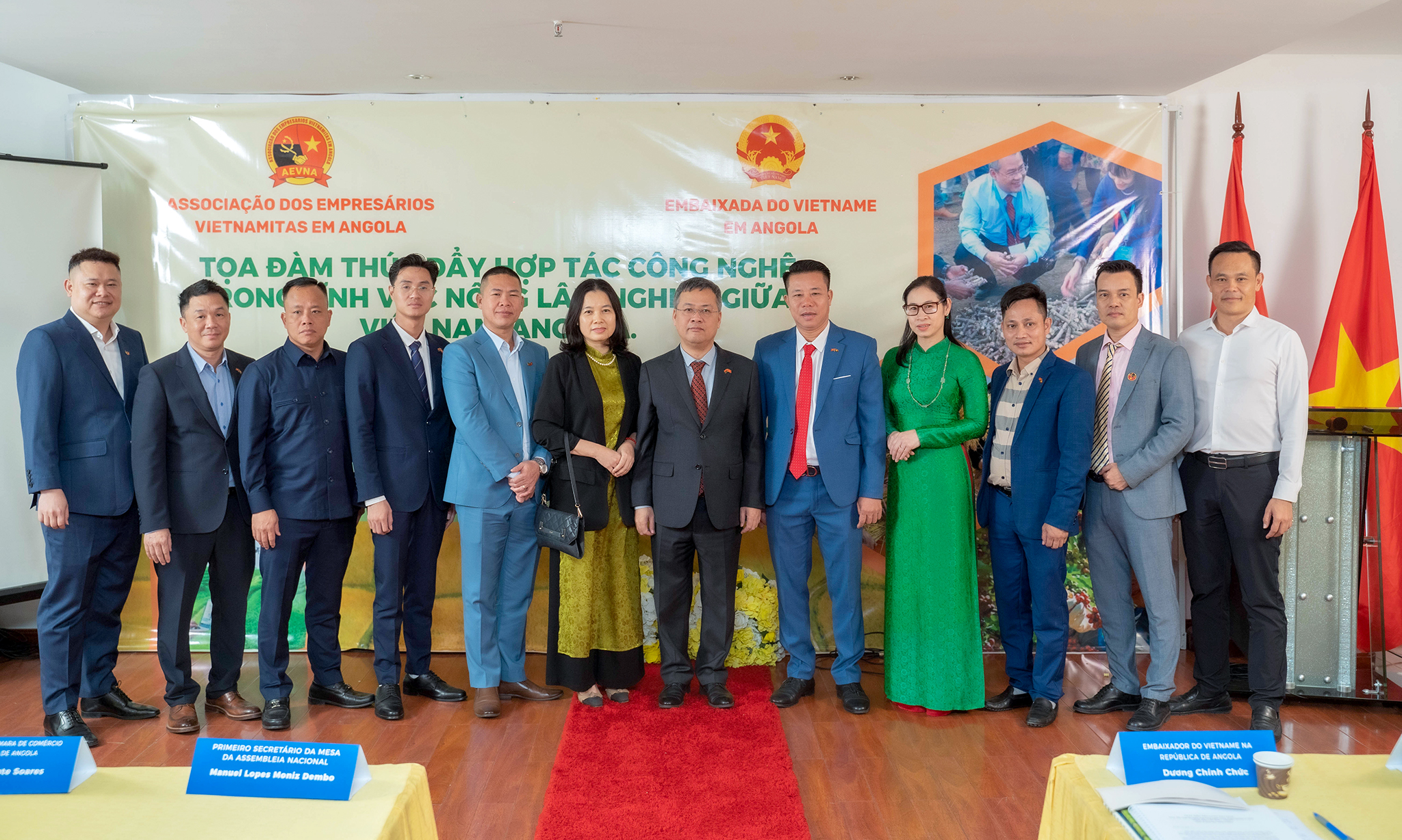 Các đại biểu chụp ảnh lưu niệm.