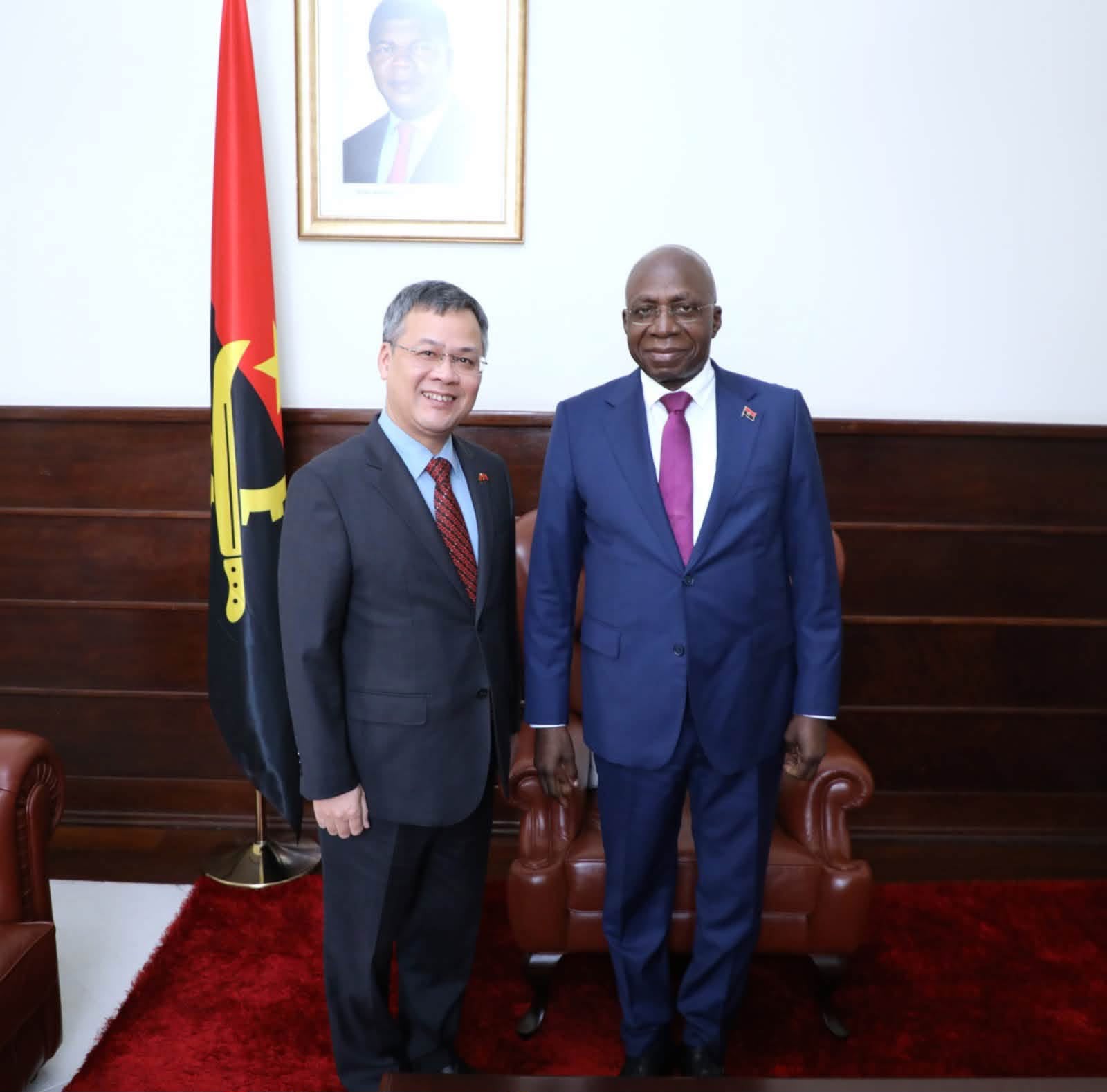 Bộ trưởng Ngoại giao Angola Téte António và Đại sứ Việt Nam tại Angola Dương Chính Chức.