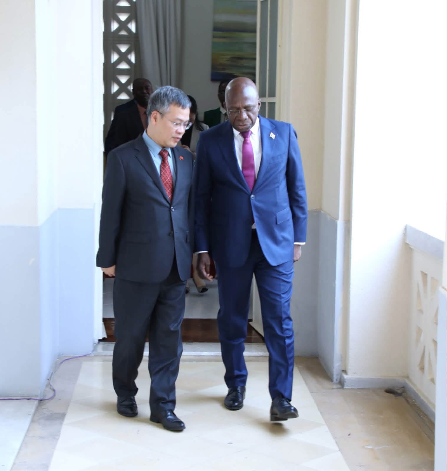 Bộ trưởng Ngoại giao Angola Téte António và Đại sứ Việt Nam tại Angola Dương Chính Chức.