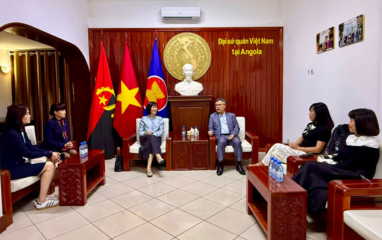 Đại sứ Dương Chính Chức tiếp đoàn Việt Nam tham dự Hội nghị Thượng đỉnh Toàn cầu về Bình đẳng giới trong Hàng không lần thứ ba tại Angola.