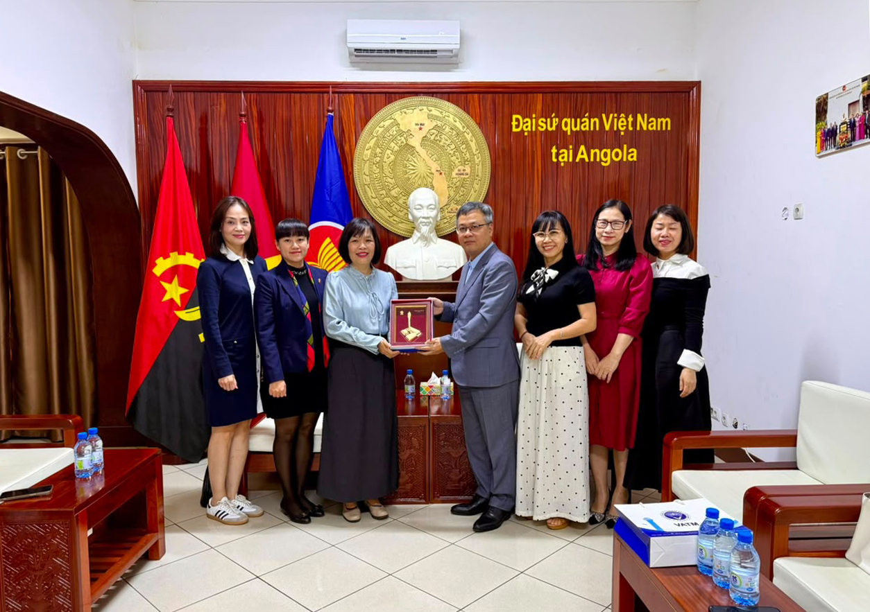 Đại sứ Dương Chính Chức tiếp đoàn Việt Nam tham dự Hội nghị Thượng đỉnh Toàn cầu về Bình đẳng giới trong Hàng không lần thứ ba tại Angola.