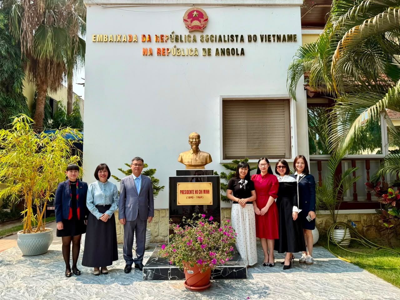 Đoàn đến thăm Đại sứ quán Việt Nam tại Angola.